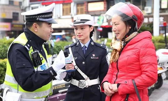 骑个上牌的电动车，还戴了安全帽，咋还被交警拦下了？