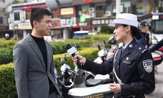 骑个上牌的电动车，还戴了安全帽，咋还被交警拦下了？
