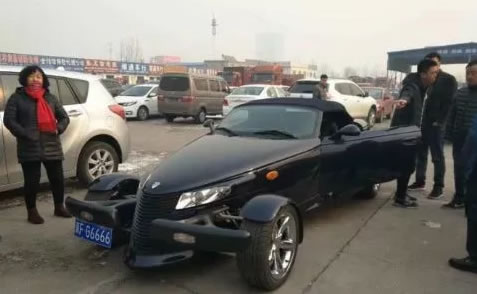 保定街头现罕见“怪车”,车牌6666