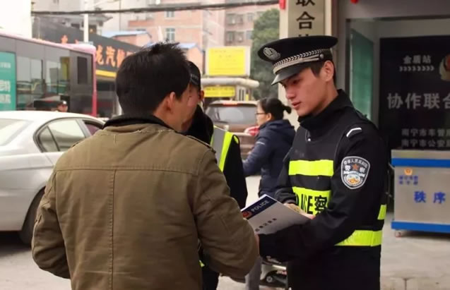 南宁车管所与派出所联合执勤打击车驾管非法中介