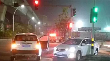 神州员工半夜开刚上牌雪佛兰猛撞丰田，还找女司机大吵一架！