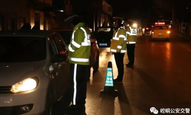 平凉交警节前夜查酒驾醉驾护航春运交通安全