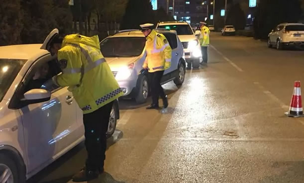 平凉交警节前夜查酒驾醉驾护航春运交通安全