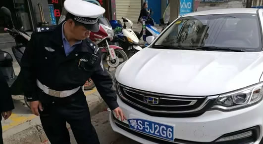 文山富宁:一车牌竟然是贴上去的?!