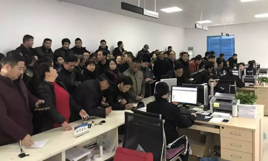 溧阳车管所交通违法处理大厅“爆棚”，请错峰办理业务！