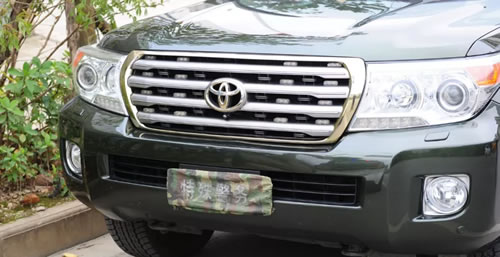 柳州街头一挂着“特殊警务”车牌的越野车大胆违章，结果悲催了