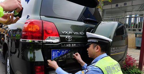 柳州街头一挂着“特殊警务”车牌的越野车大胆违章，结果悲催了