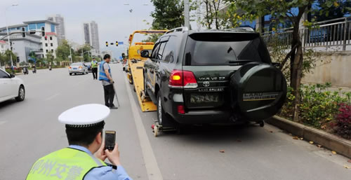 柳州街头一挂着“特殊警务”车牌的越野车大胆违章，结果悲催了