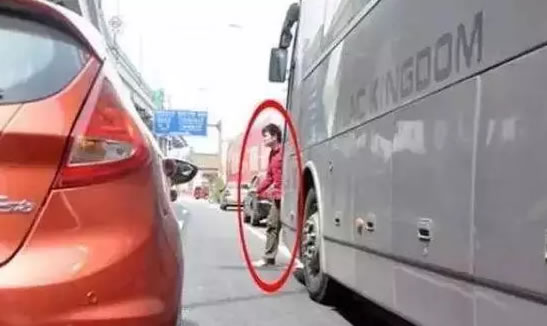 交警提示您:路遇“盲区”先减速