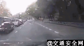 交警提示您:路遇“盲区”先减速