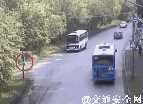 交警提示您:路遇“盲区”先减速