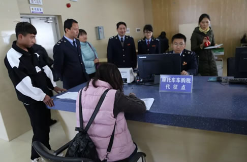 腾冲市国税窗口进驻车管所，今后缴税上牌一站式搞定