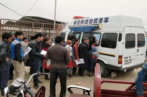 墨玉车管业务办理深入乡村，为群众办实事