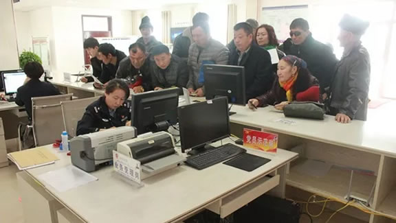 福海县车管所迎战电动车上牌高峰