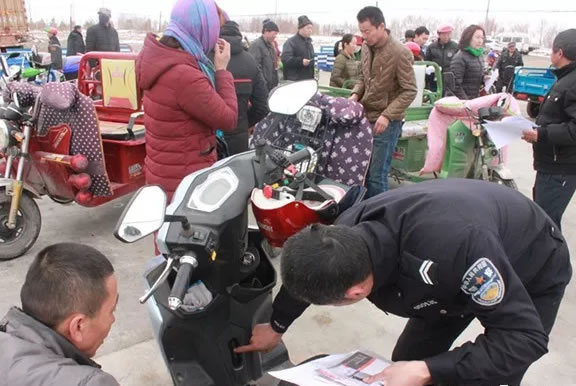 福海县车管所迎战电动车上牌高峰