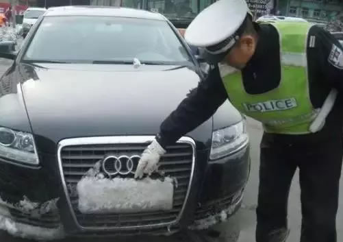 交警蜀黍:车牌溅上泥算故意污损号牌吗?