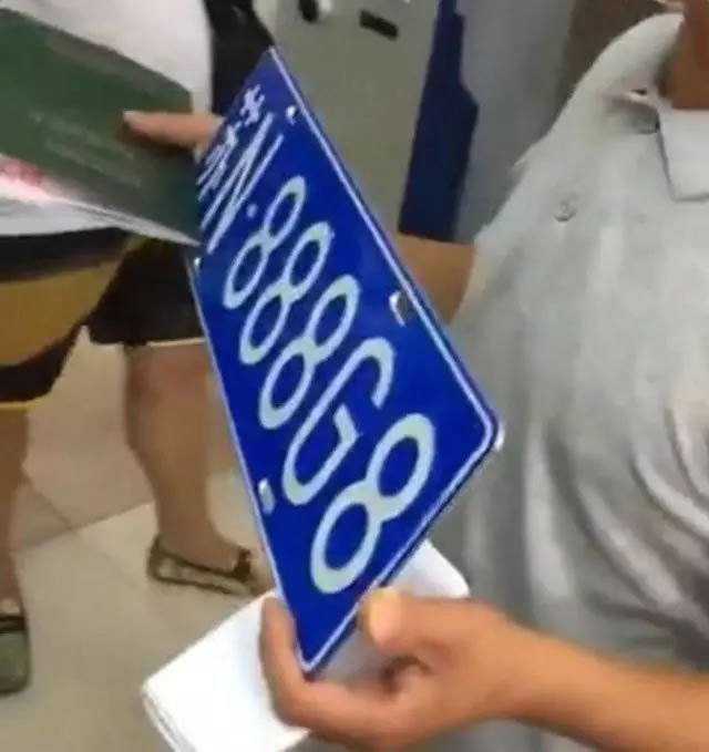 面包车喜获牛车牌“苏N888G8”，土豪欲重金收购！