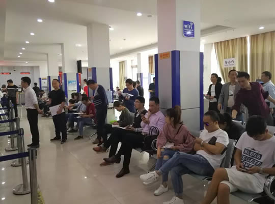 新余车管所迎来4月份首个业务高峰日!