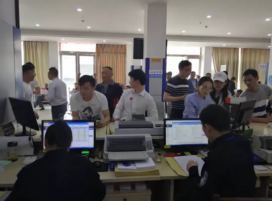 新余车管所迎来4月份首个业务高峰日!