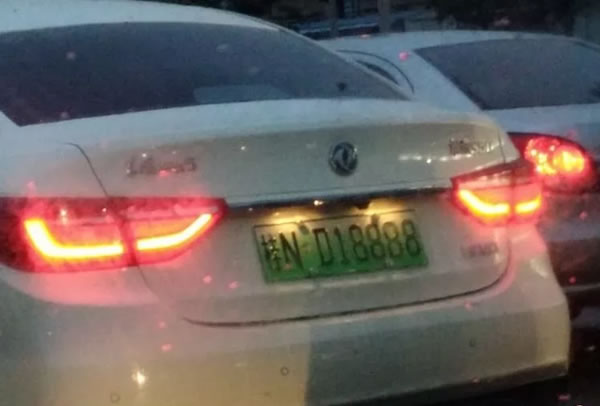 钦州街头绿色车牌成功吸引了小伙伴的注意，车牌太帅了！