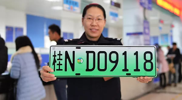 钦州街头绿色车牌成功吸引了小伙伴的注意，车牌太帅了！