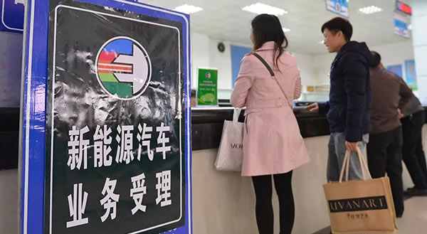 钦州街头绿色车牌成功吸引了小伙伴的注意，车牌太帅了！