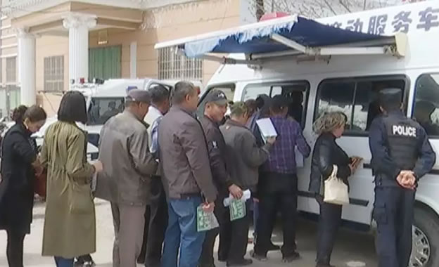 尼勒克县交警大队下乡办理电动车上牌业务