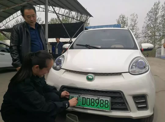 濮阳市发放的第一张新能源号牌