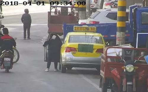 陇南一男子用纸皮遮挡车牌，被罚款200元扣12分