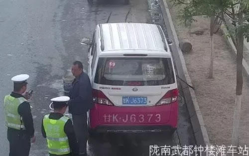 陇南一男子用纸皮遮挡车牌，被罚款200元扣12分