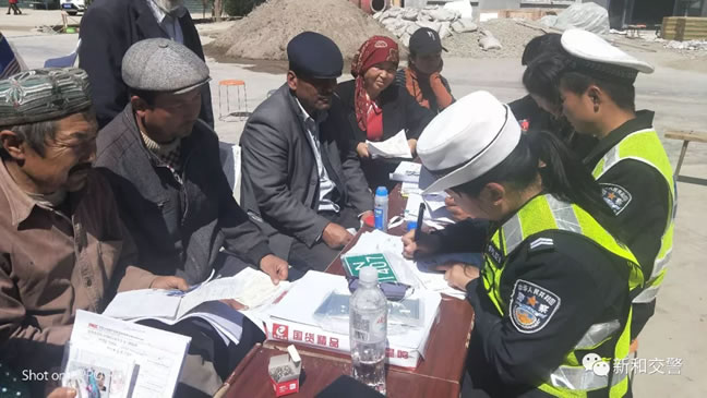 新和交警：“流动车管所”下乡啦！村民在村里就可上牌！