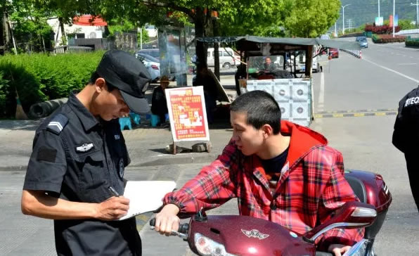 电瓶车必须上牌,必须戴头盔上路!否则你将被拘留!