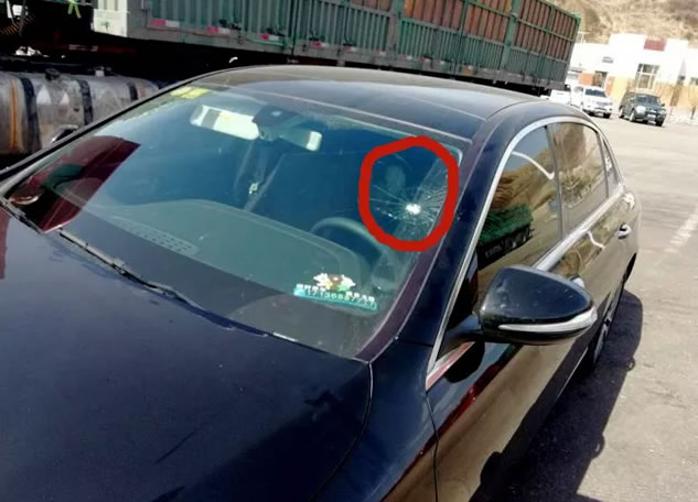 货车掉下石块,“奔驰”损失万元