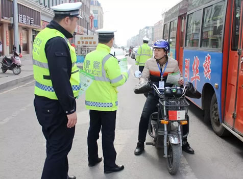 回应辖区群众期盼 高效办理摩托车牌证