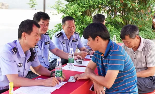 现场为群众提供快捷高效优质的服务