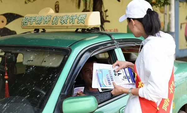 徐闻交警“流动车管所”上街服务