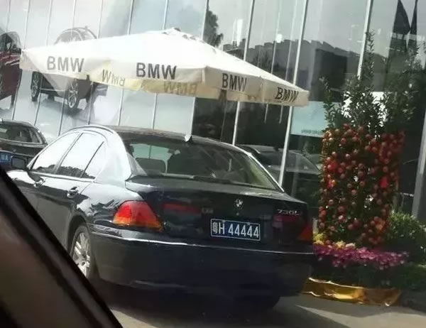 粤H44444是14年的老款宝马730，但是售价也超过100万。