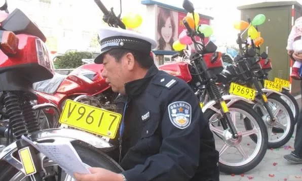 洋县骑摩托车无牌无证怕被查，上牌办证看这里！