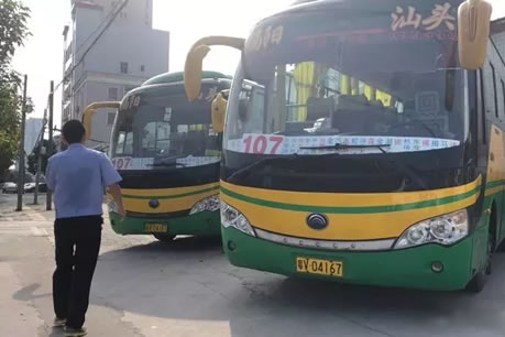 揭阳街头出现克隆大客车！