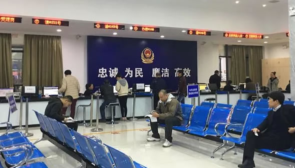 交管业务“放管服”,潜江市车管所“一站式”服务方便群众