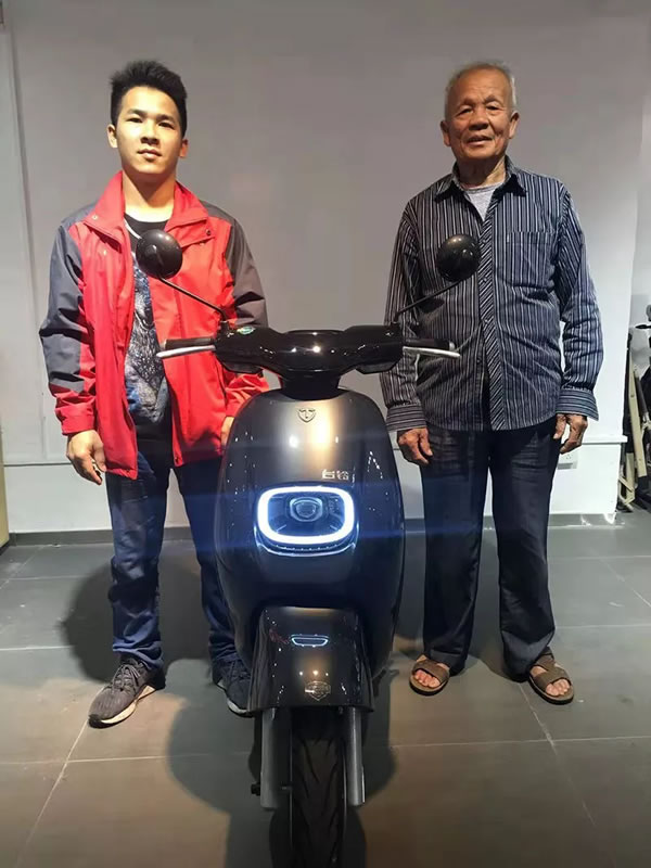 广东首台电动摩托车上牌