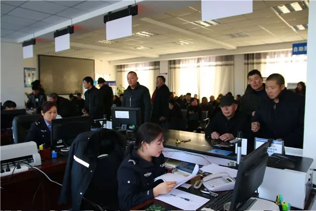 阿勒泰车管所多措并举应对车管业务高峰