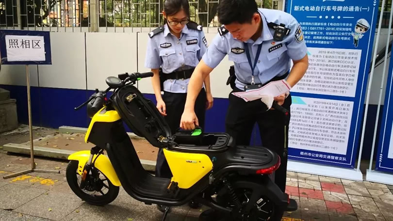 梧州第一部上牌新国标电动车，美女车主亮瞎眼！