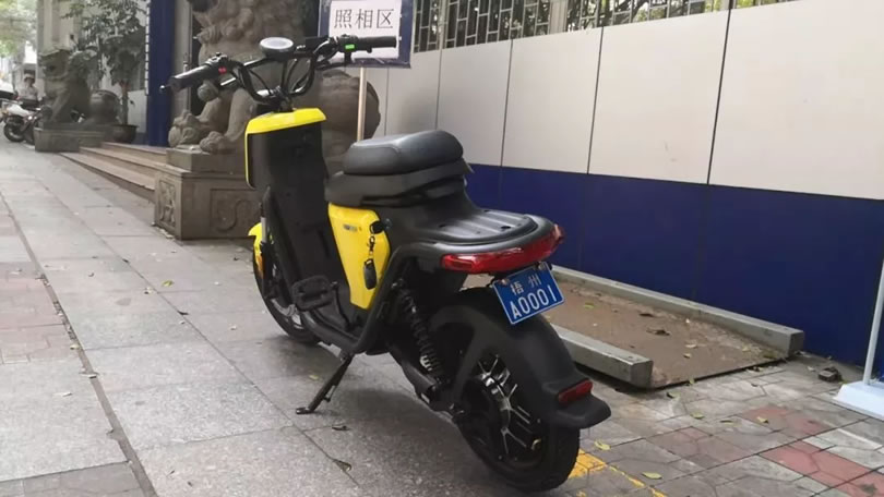 梧州第一部上牌新国标电动车，美女车主001号！