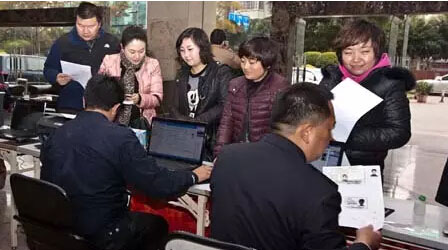 昆明流动车管所20日走进昆明市新闻中心为市民服务