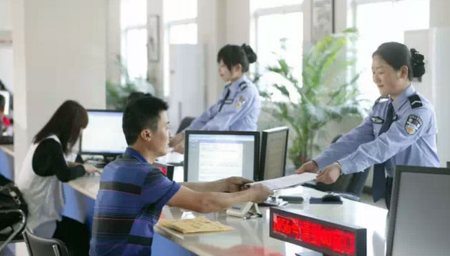 攀枝花车管所积极应对“五一”节后业务小高峰