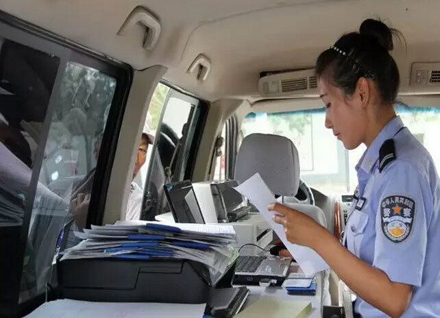 乌苏流动车管所下乡为群众服务