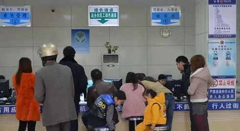 百色市车管所推行双休日正常办理业务