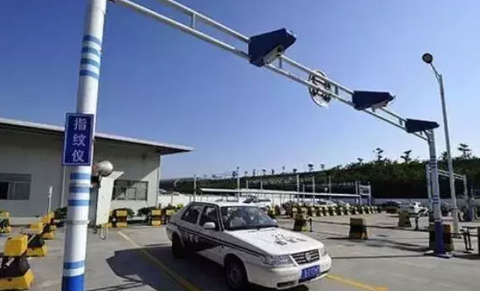 襄阳车管所在二汽新增加了一个车管服务站 位于富康路与名城路的交叉路口