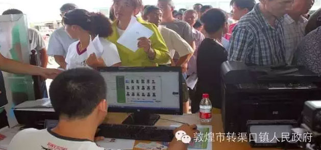 敦煌市转渠口流动车管所为农免费办牌照工作人员在-选号